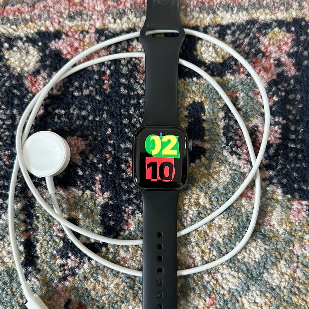 Apple Watch Series 4 w/ GPS!  Comes with 40mm band & charger.